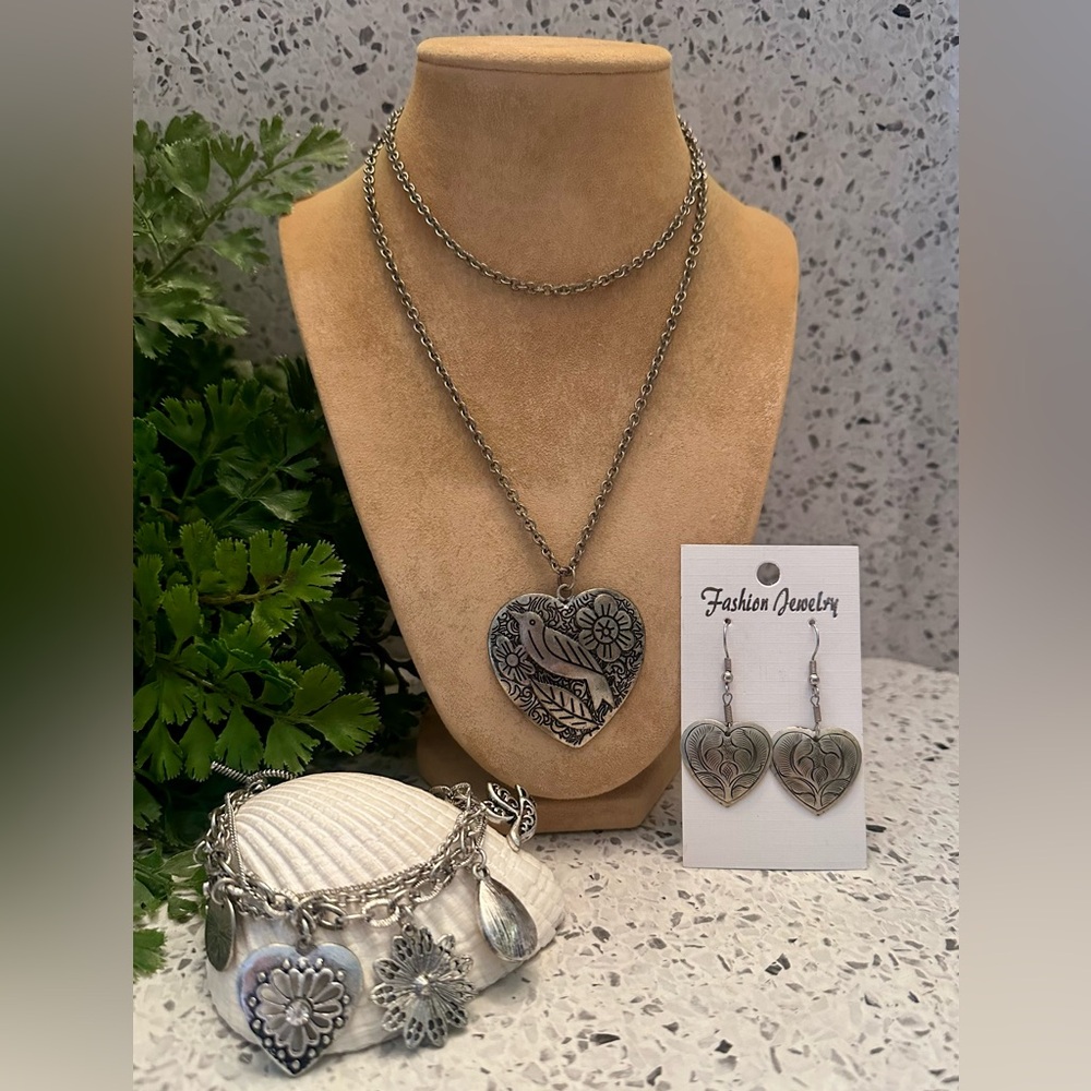Silver tone Heart Theme jewelry set